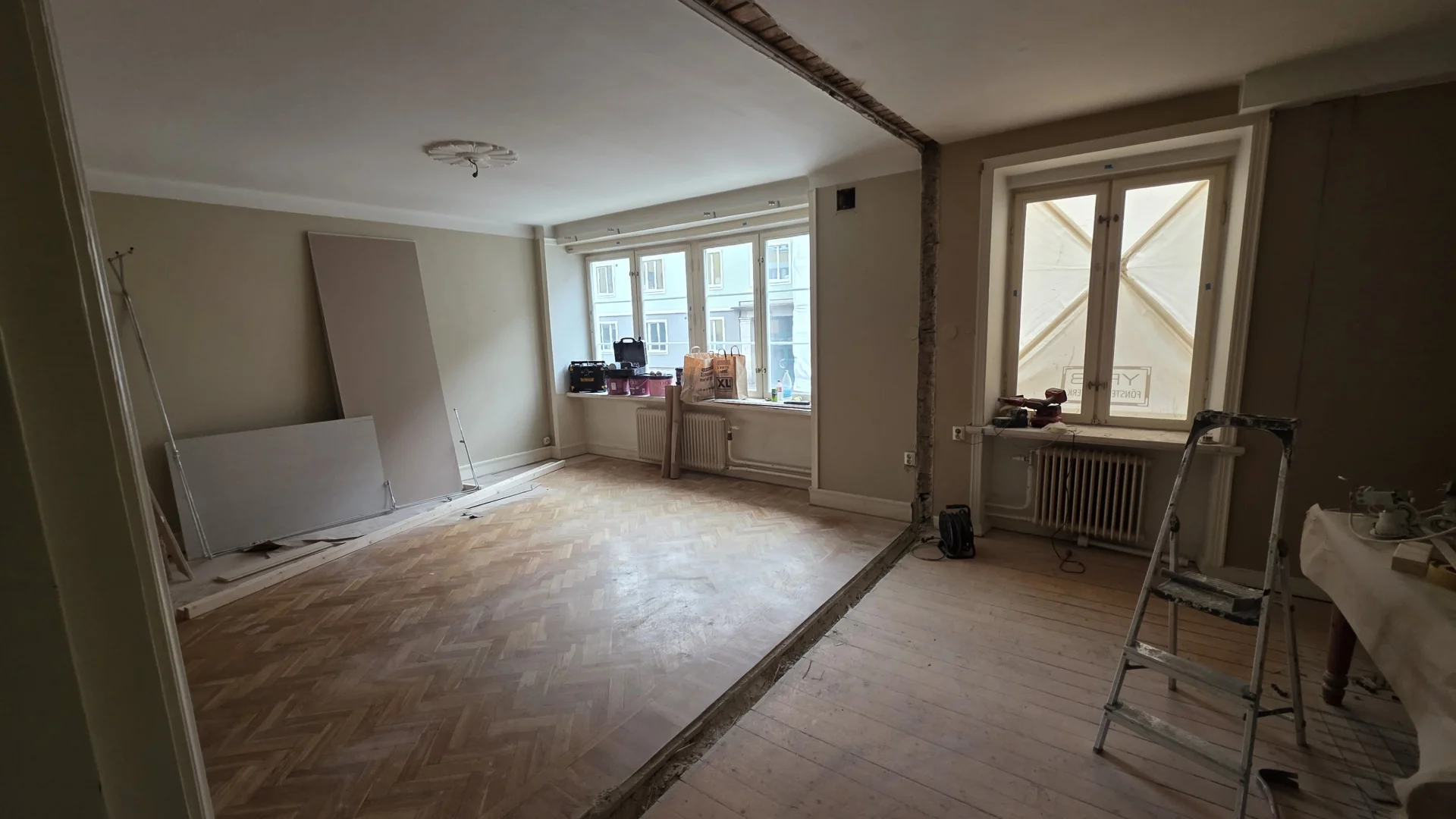 Målade fönsterbågar och foder inomhus