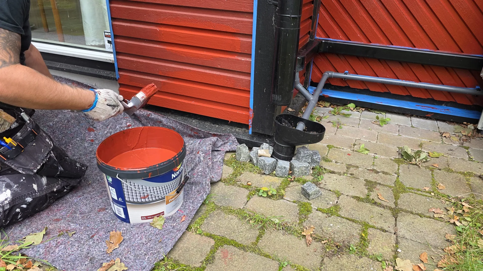 Nymålad villa med vit fasad och mörkt tak i Skåne
