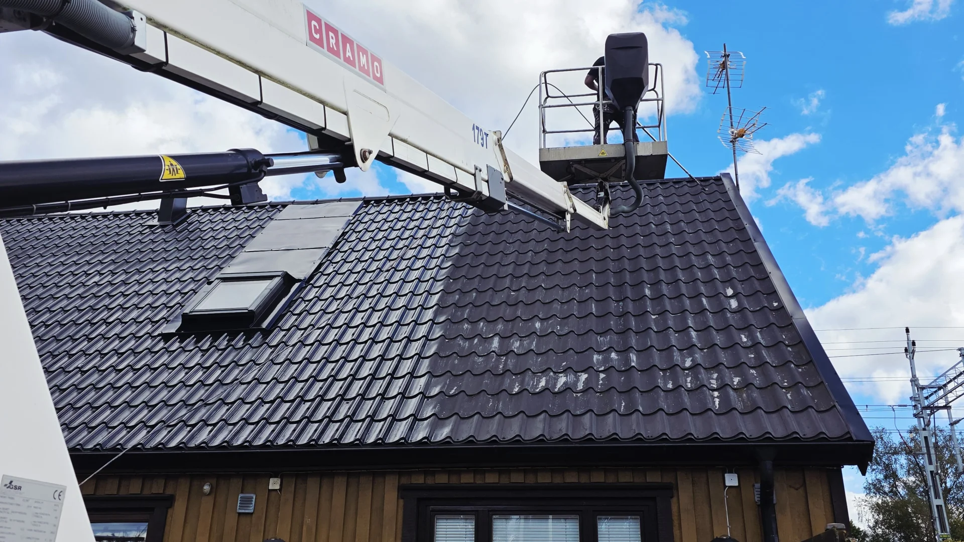 Tak och vindskivor på villa under arbete