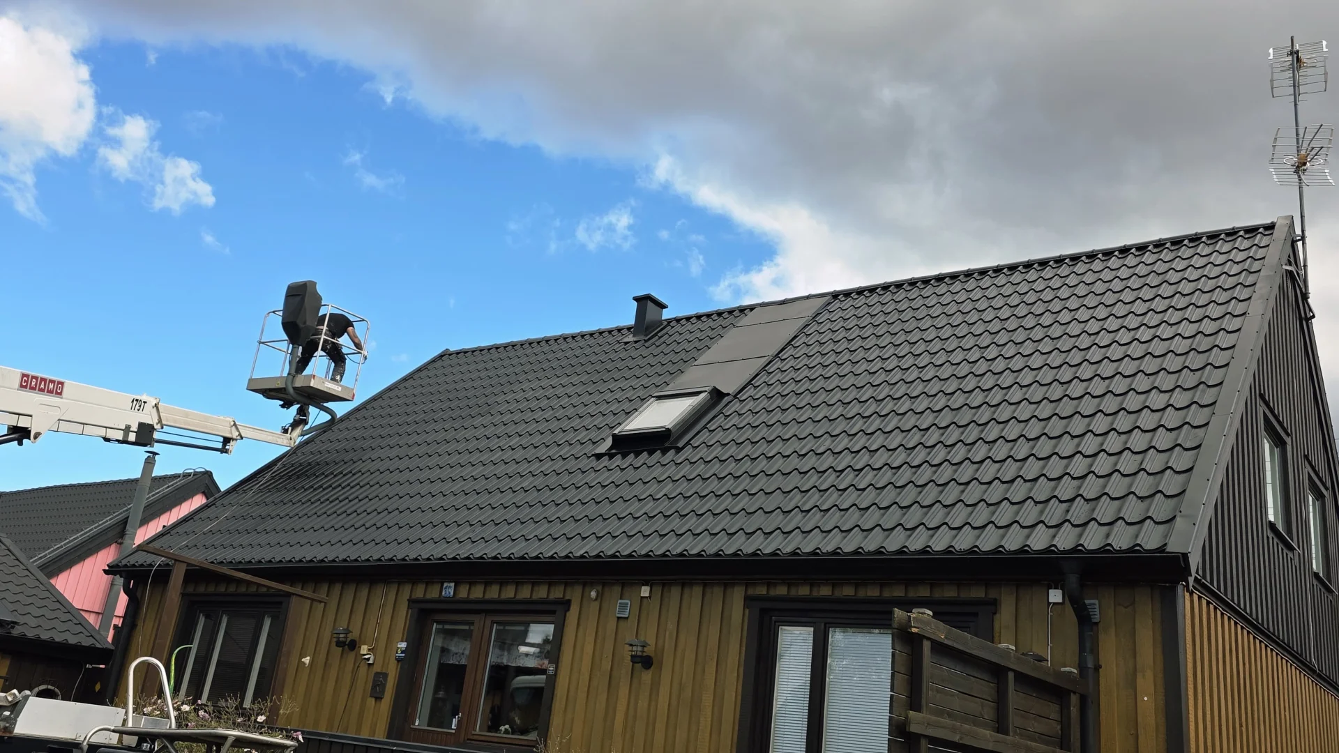 Villa med nymålat tak i Skåne