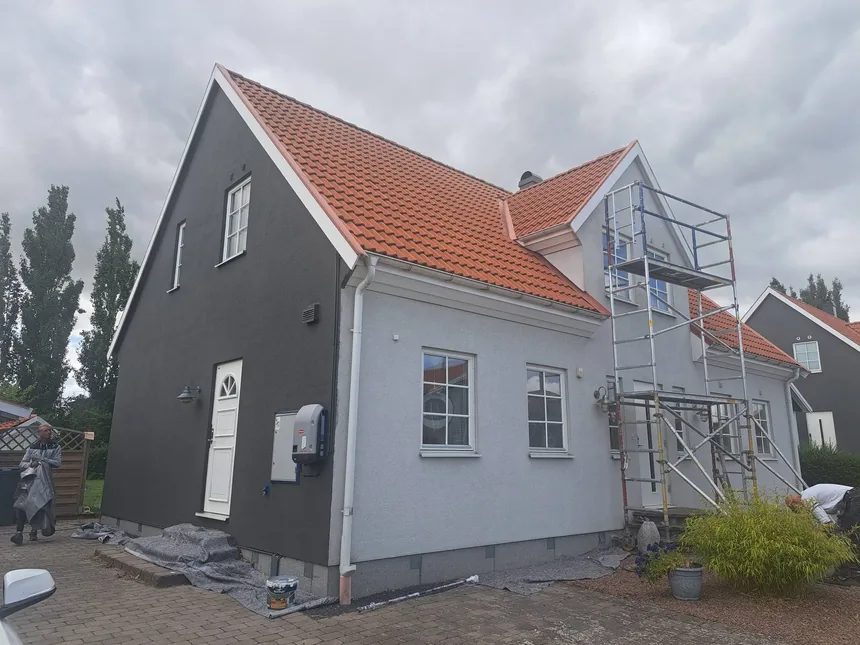 Fasadmålning med ställning på villa i Skåne