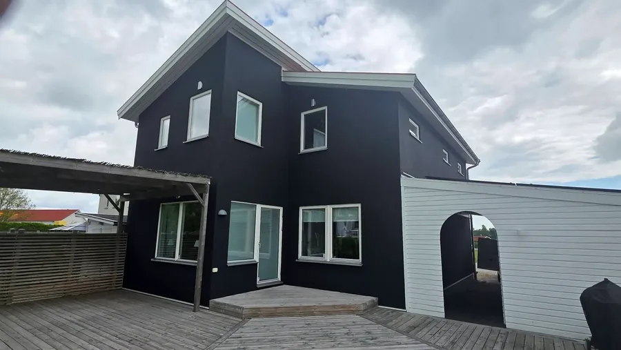 Villa med ny panel och fasad