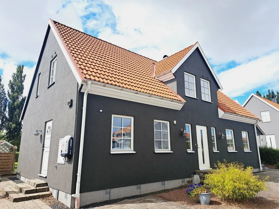 Flera byggnader målade i Skåne