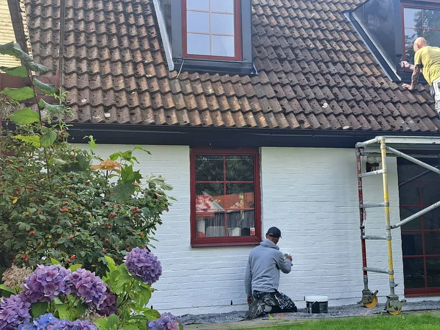 Ljus villa med nymålade fönster